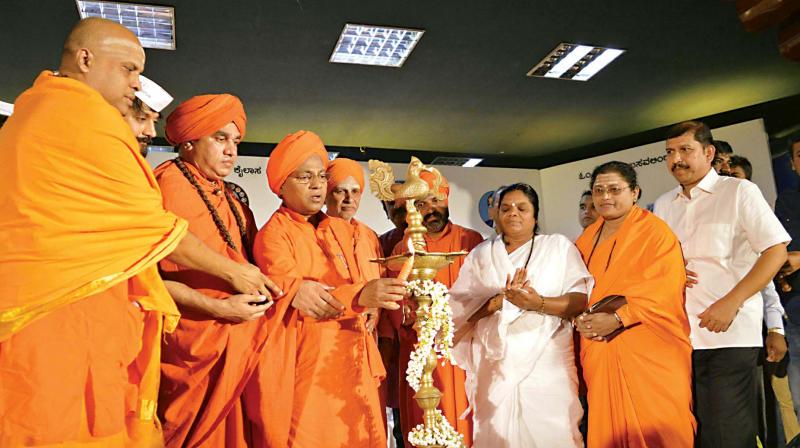 Jayamruthyunjaya Swamy of  Panchamsali Peeta and others inaugurated a seminar on separate religion status for Lingayats in the city on Wednesday