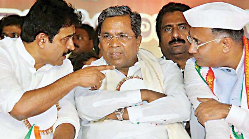(From L) AICC General Secretary K.C Venugopal, former chief minister Siddaramaiah, and KPCC president Dinesh Gundurao at a meeting in Bengaluru in this file photo	 DC