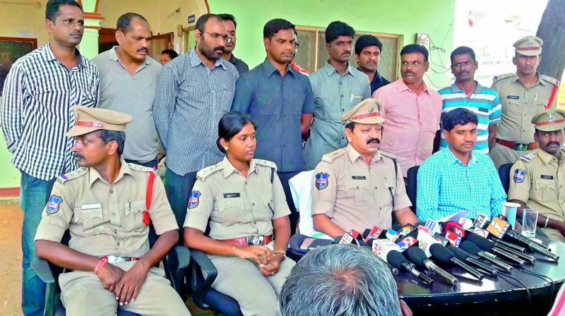 The cheating gang which was arrested in Choutuppal on Thursday being presnted at a press meet. (Photo: DC)