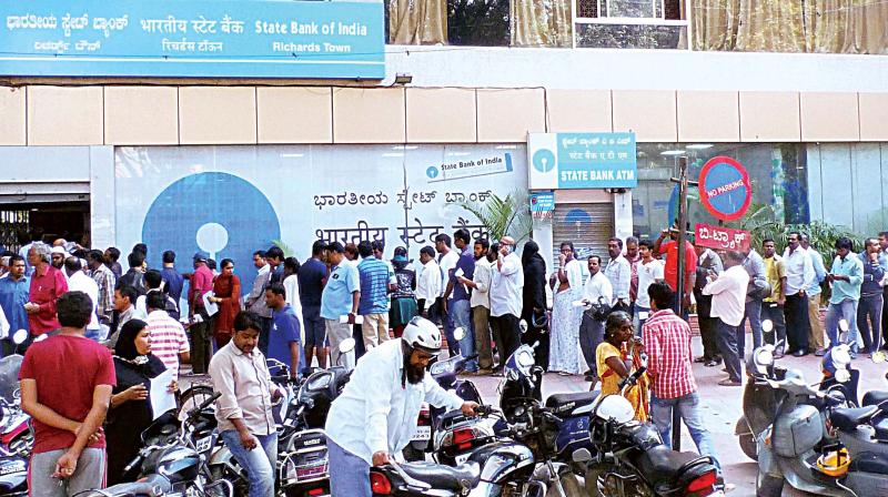 Bengalureans line up outside banks to exchange their old Rs 500, Rs 1000 rupee notes on Thursday. (Photo: R.Samuel)