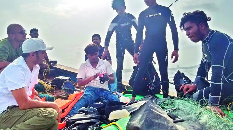 Ocean Lover Afroz Shah talks to his team before gearing up to take the plunge into the deep blue sea.