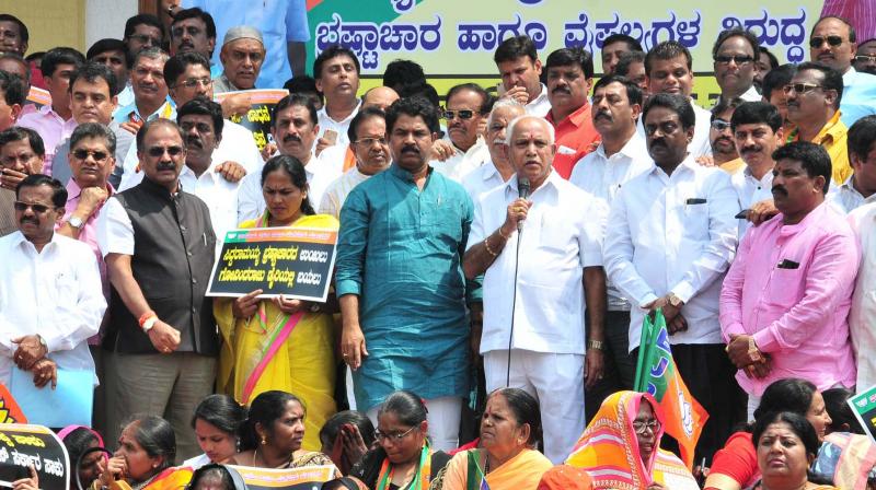 BJP leader B.S. Yeddyurappa leads party workers in a protest against corruption in the Congress  (Photo: KPN)