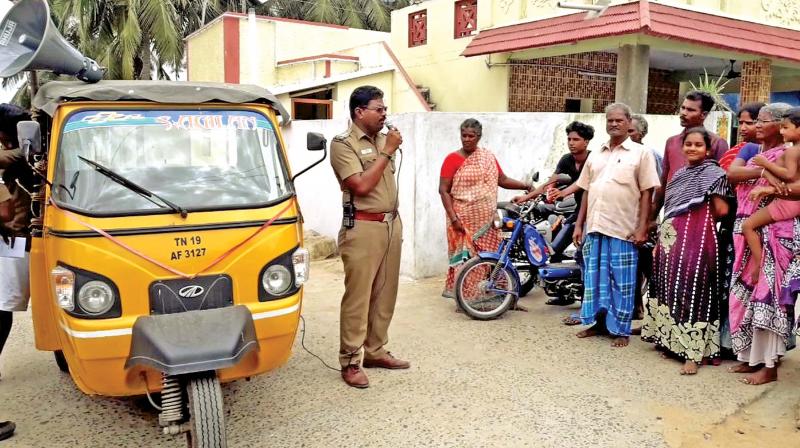 Kancheepuram police personnel make announcements insisting the public not to assault strangers on Thursday (Photo: DC)