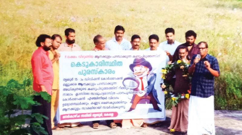 Activists and local residents lay a wreath at Aanakkulam in Ollukkara protesting against the apathy of Thrissur corporation in protecting the pond spread across more than an acre (Photo: DC)