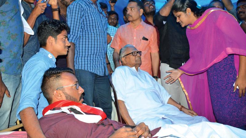 Administrative reforms committee chairman V.S. Achuthanandan visits the agitating students on Kerala Law Academy Law College campus in Thiruvananthapuram on Wednesday. (Photo: DC)