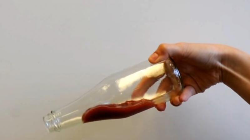 The sauce can just slide out of the bottle effortlessly (Photo: YouTube)