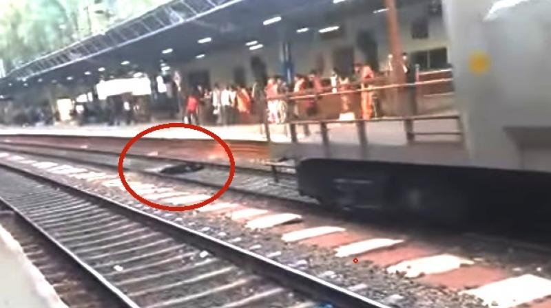 The amount of deaths by being run over by trains in India is high (Photo: YouTube)