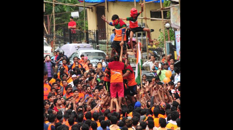 Mumbai youth form a human pyramid to break the Dahi Handi to mark the Janmashtami festival. (Photo: Debasish Dey)