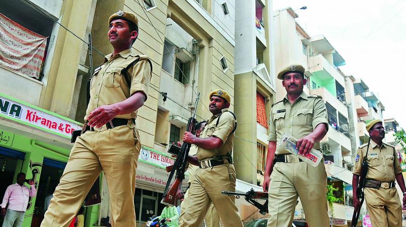 Police personal descended on Happy Homes, Rajendranagar, with reports of Muthoot finance robbers having parked their vehicle there. (Photo:DC)
