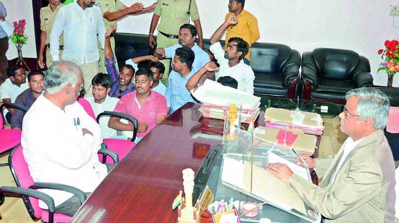 Some students manage to enter the chamber of the vice-chancellor at the administrative building of Kakatiya University though police tried to stop them. (Photo:DC)