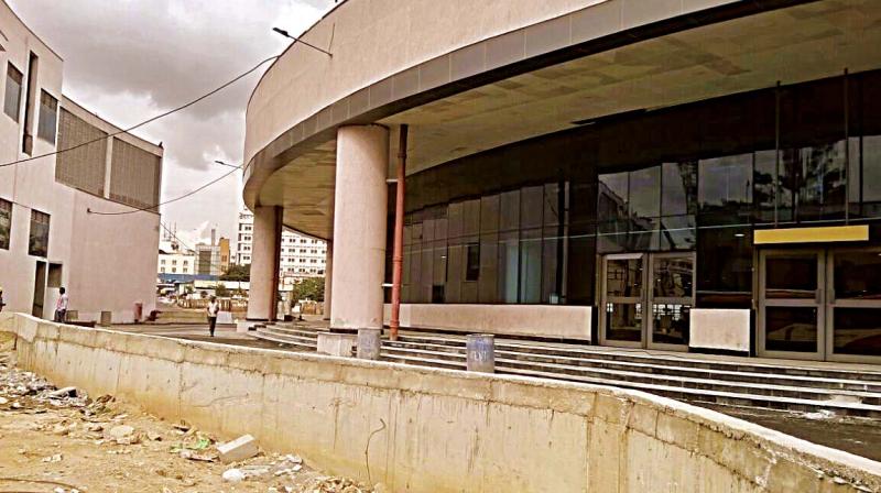 The compound wall surrounding Metro concourse denies access to KSRTC and BMTC commuters 	(Photo:DC)