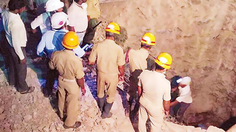 Operation on to rescue Kaveri who fell into a borewell at Junjarwad village in Belagavi district. (Photo: KPN)