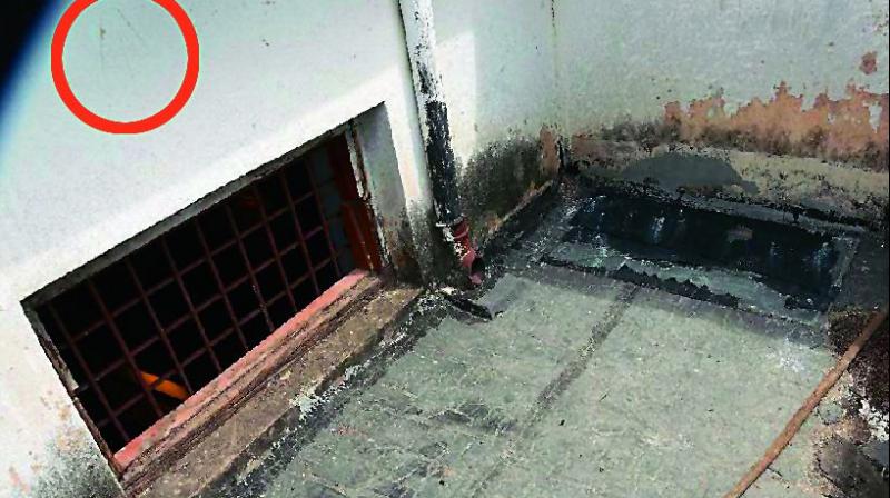 The circled area shows an arrow mark near a ventilator which was used to get inside the first floor of the Nizams Museum on Sunday night. (Photo: Gandhi)