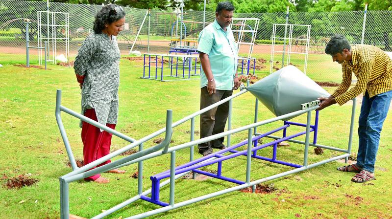 Aparna Vishwanatham, the brainchild behind the centre, oversees the assembling of exhibits which are based on scientific principles at Sanjeevaiah Park on Wednesday. (Photo: DC)