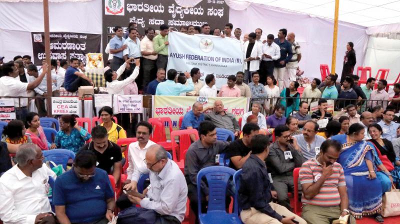 Doctors and members of Indian Medical Association stage a dharna near Suvarna Soudha in Belagavi on Thursday. (Photo: KPN)
