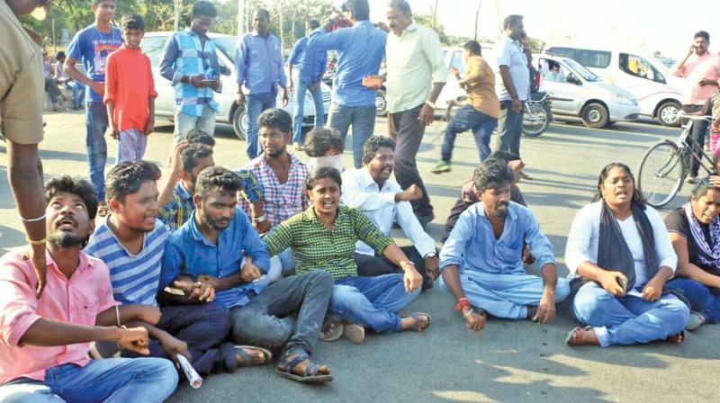 Students gather on Marina in support of farmers on Wednesday.(Photo: DC)