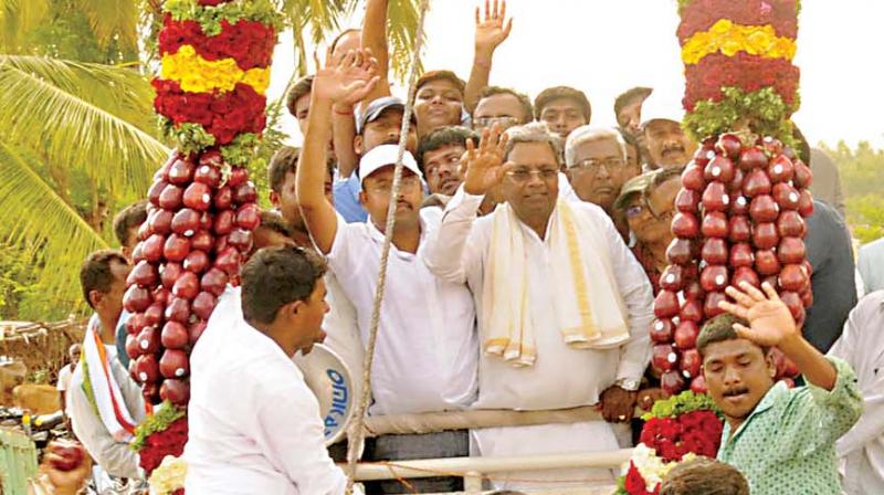 Congress workers offer a garland of apples to Chief Minister Siddaramaiah at Varuna in Mysuru on Thursday. (Photo:KPN)