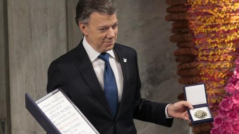 Colombian President Juan Manuel Santos with his award. (Photo: AP)