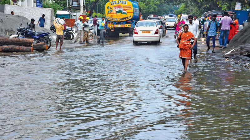 Rains flooding road in Ekkatuthangal.  (Image DC)