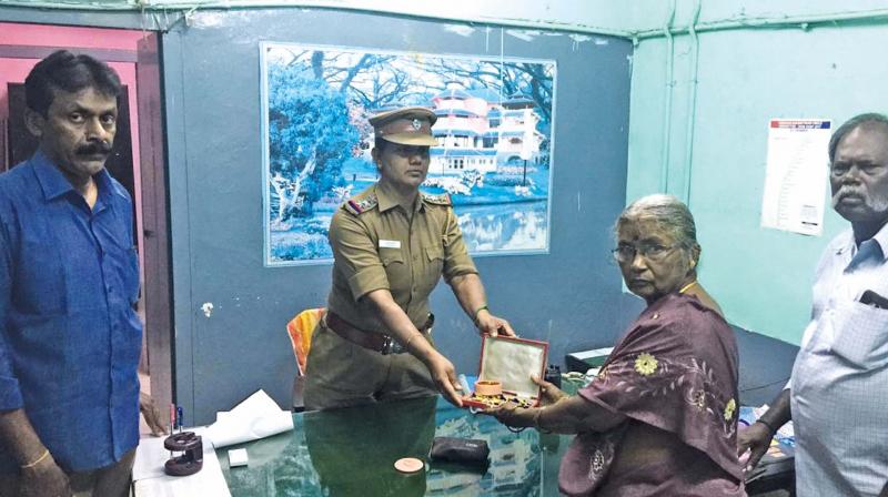 Around 32 sovereigns of gold, four silver bangles and Rs 5,000 are being handed over to the old couple who lost the luggage on a train. (Image DC)