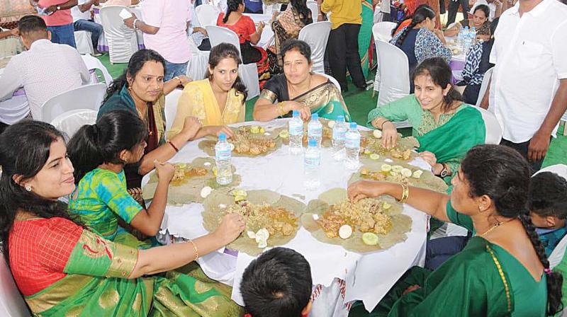 Family and friends of higher education minister G.T. Devegowda having lunch during the thanksgiving convention hosted by him for the people of Chamundeswari constituency at Lingadevarakoplu in Mysuru taluk on Sunday. (Photo:DC)