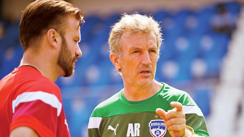 Albert Roca explaining to Marjan Jugovic during a training session.