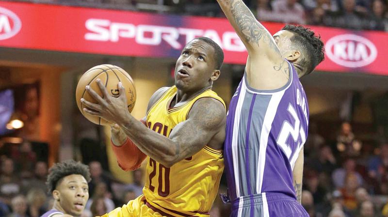 Cleveland Cavaliers Kay Felder drives against Sacramento Kings Matt Barnes during their game. (Photo: AP)