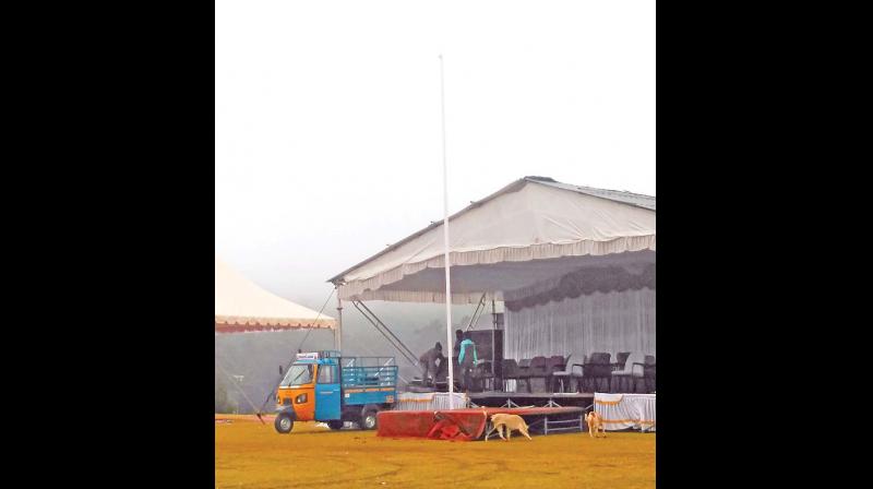 A flag pole at the Govt arts college ground has nothing to flutter about as the tricolour was lowered by 2 pm on Thursday. (Photo: DC)