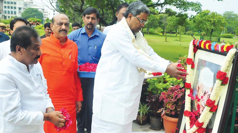 CM Siddaramaiah offers floral tributes to Jawaharlal Nehru on his death anniversary, in Bengaluru on Saturday. (Photo: DC)