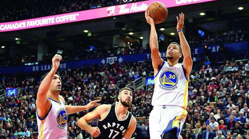 Golden State Warriors Stephen Curry scores against Toronto Raptors during their game in Toronto. (Photo: AP)
