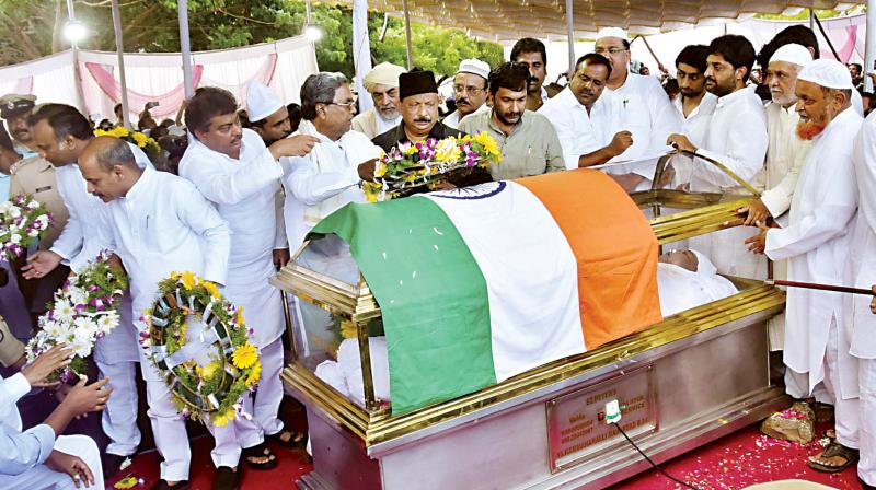 Chief Minister Siddaramaiah and several ministers attended the funeral of former  minister and Congress leader Qamarul Islam in Kalaburagi on Tuesday