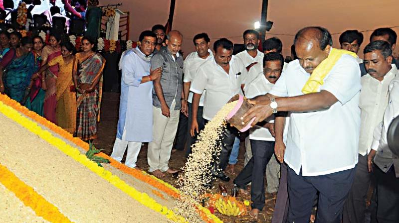 Chief Minister H.D. Kumaraswamy inaugurates  a harvest festival in Mandya district on Friday