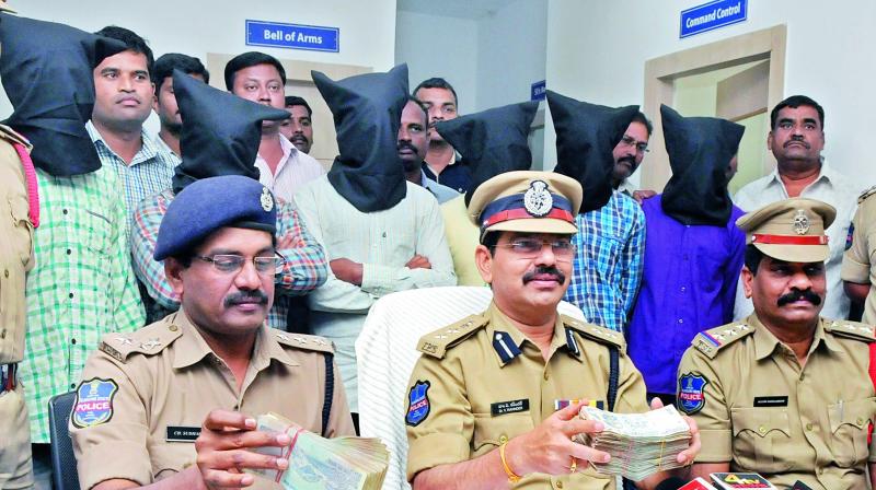 East Zone DCP Dr V. Ravinder displays the money recovered from a gang that had lured and robbed a man who had offered to exchange new currency. (Photo: DC)