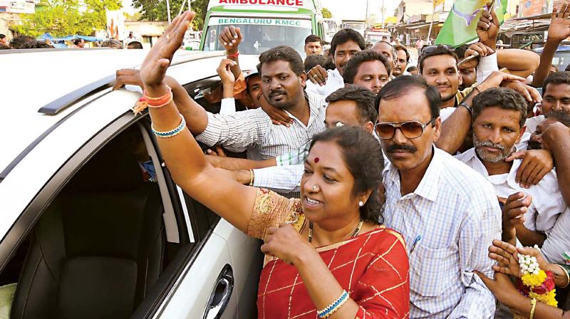 Congress candidate Geetha Mahadevaprasad who won the Gundlupet bypoll waves to supporters in Gudlupet on Thursday. (Photo: KPN)
