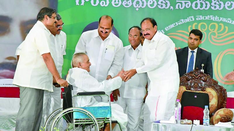 Former MP Yadalapati Venkata Rao greets Vice-President of India M. Venkaiah Naidu during the latters visit to Tenali on Saturday. Minister for Health Dr. K. Srinivas Rao and Speaker Kodela Sivaprasada Rao are also seen. (Photo: DC)