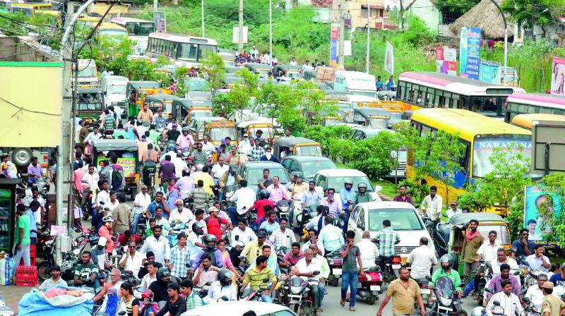 Traffic was halted for nearly two hours on the Vijayawada airport-Prakasam barrage route in Vijayawada due to the V-Ps rally on Saturday. (Photo: DC)