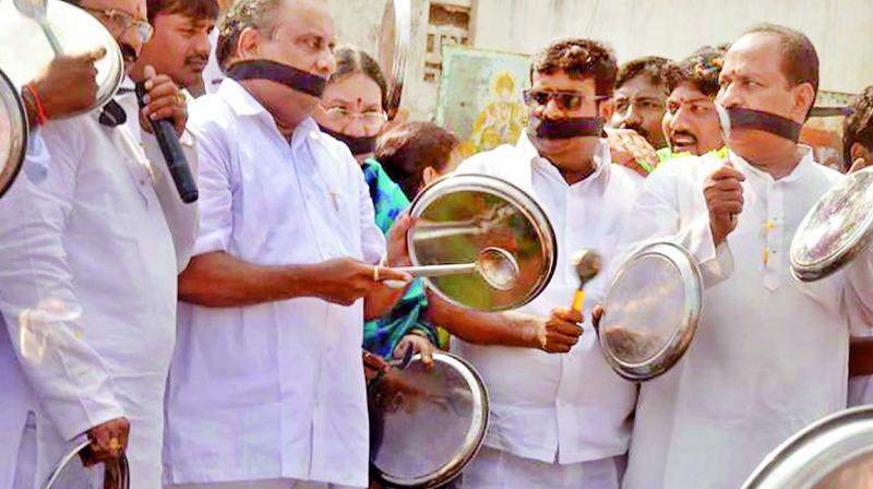 Kapu Leader Mudragada Padmanabham stages a protest by beating empty plates at Tadepalligudem in West Godavari on Sunday. (Photo: DC)