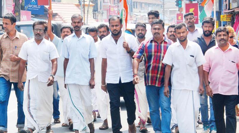 Youth Congress activists taking out a march alleging failure of measures put in place to back-up the demonistising of Rs 500, Rs 1,000 notes in Palakkad on Friday.(Photo: DC)
