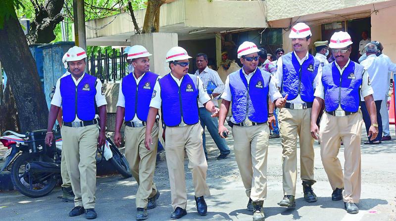 Hyderabad traffic police personnel wearing the new cooling vests given to them to cope up with the intense summer heat. (Photo: DC)