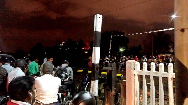 Motorists waiting at the railway crossing in Byappanahalli      (Photo: DC)