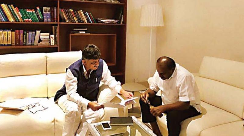 A file photo of Energy Minister D.K. Shivakumar and state JD(S) president H.D. Kumaraswamy discussing House panel report on power purchase scam.