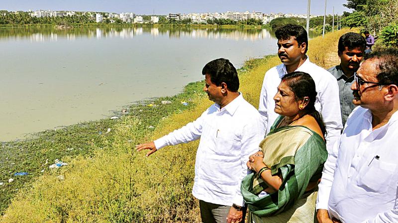 Bengaluru Development Minister K.J. George and Mayor Padmavathi inspecting development works at Ullal Lake, in Bengaluru on Thursday. (Photo: DC)