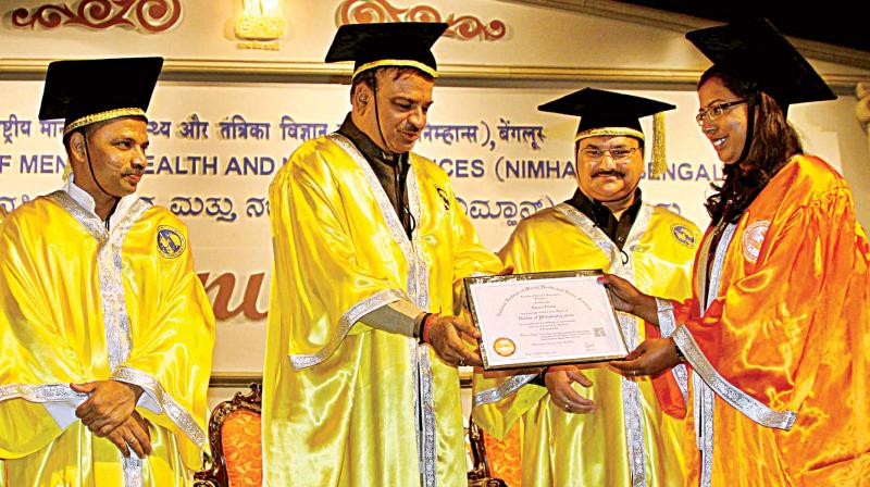 Union Minister of Chemicals and Fertilizers Ananth Kumar and Union Minister of Health and Family Welfare J. P. Nadda give away awards to students during the 21st convocation of NIMHANS, in Bengaluru on Tuesday 	KPN