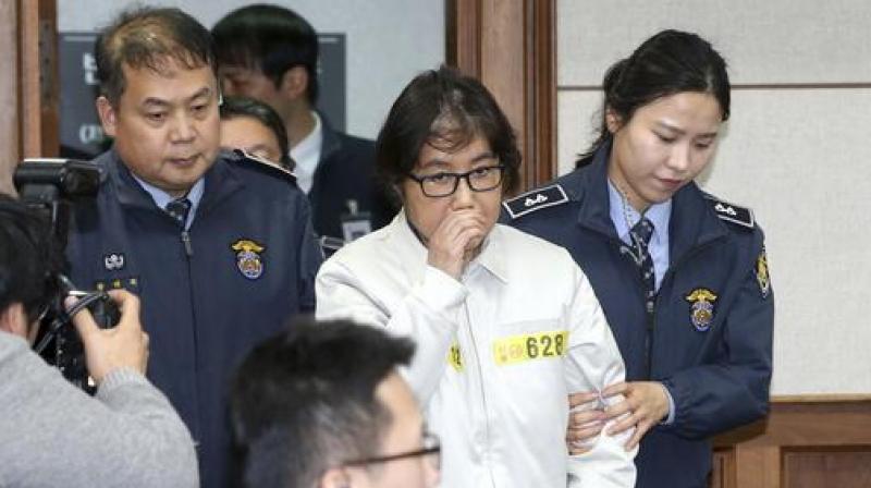 Choi Soon-sil, the jailed confidante of disgraced South Korean President Park Geun-hye, center, appears for the first day of her trial at the Seoul Central District Court in Seoul. (Photo: AP)