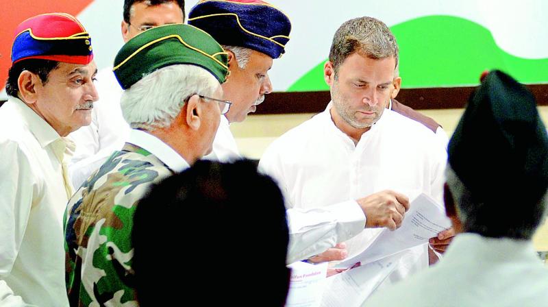 Congress president Rahul Gandhi meets ex-servicemen in New Delhi (Photo: AP)
