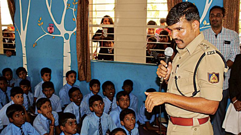 SP Ravi D Chennannanavar interacts with schoolchildren in Mysuru on Wednesday. (Photo: DC)