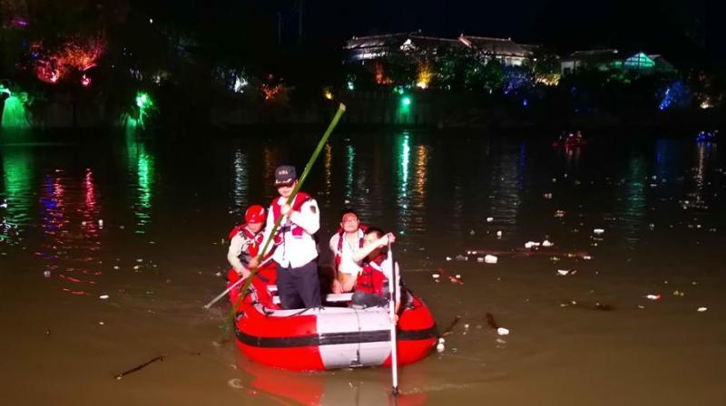 Rescuers patrol to look for missing people after two boats capsized in Guilin in southern China.(Photo: AFP)