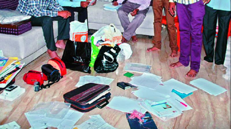 14 ACB teams are involved in the operation, and they have seized property documents worth several crores. The search is still going on. (Representational image)