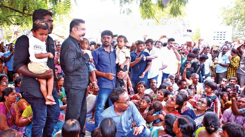 Kamal Haasan addresses protesters Kumareddiyarpu-ram village on Sunday.