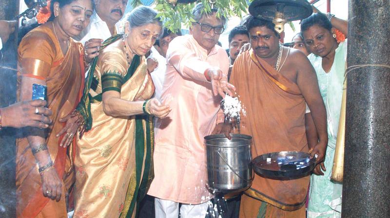 BJP leader SM Krishna at Annamma Devi temple in Bengaluru on Monday. (Photo: DC)